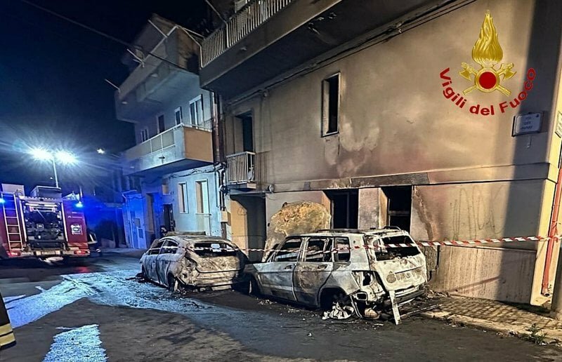 Auto a fuoco, casa invasa dai fumi: 4 intossicati