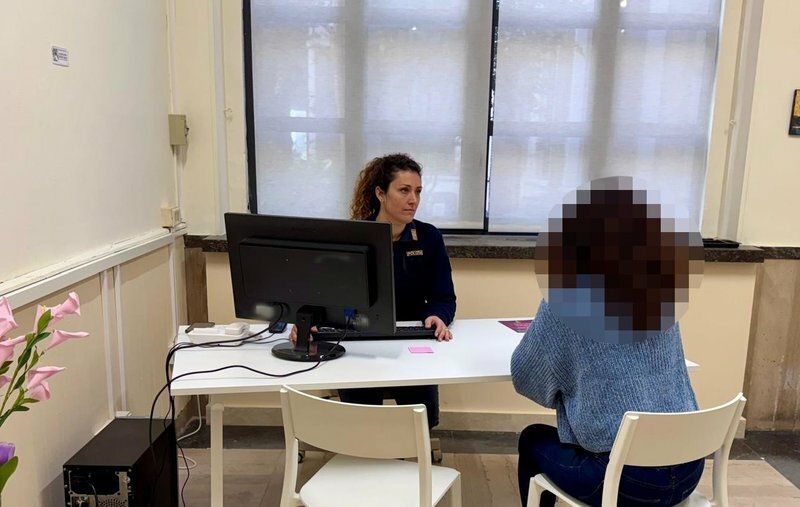 Infastidito dal gatto si scaglia contro compagna