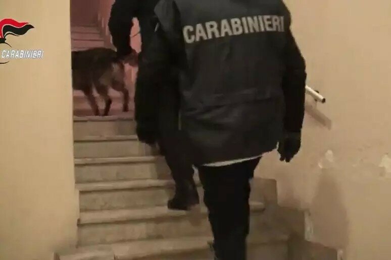 Coltellate per uno sguardo di troppo: 9 arresti