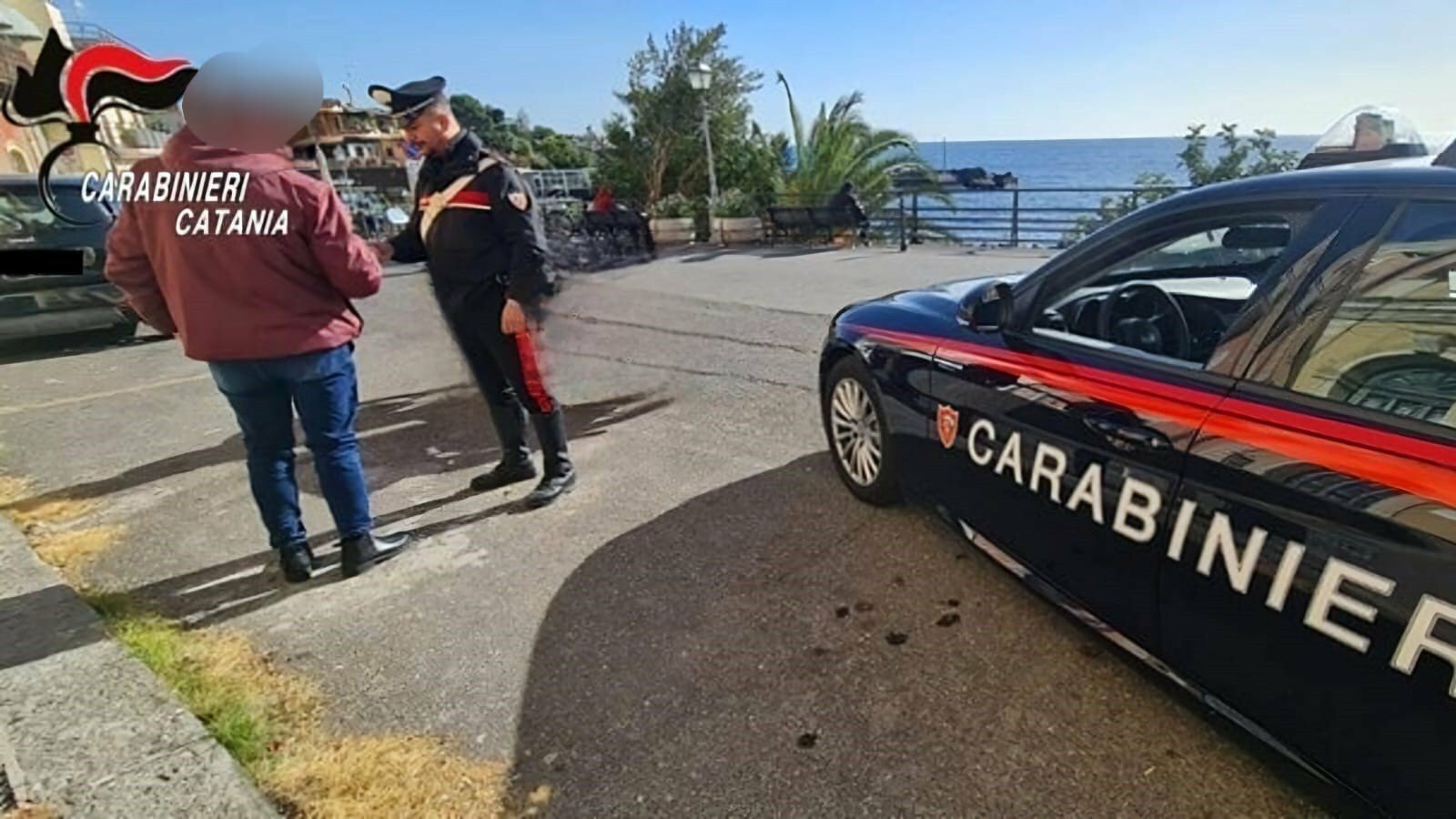 Lascia i domiciliari e va al mare con telo e sandali