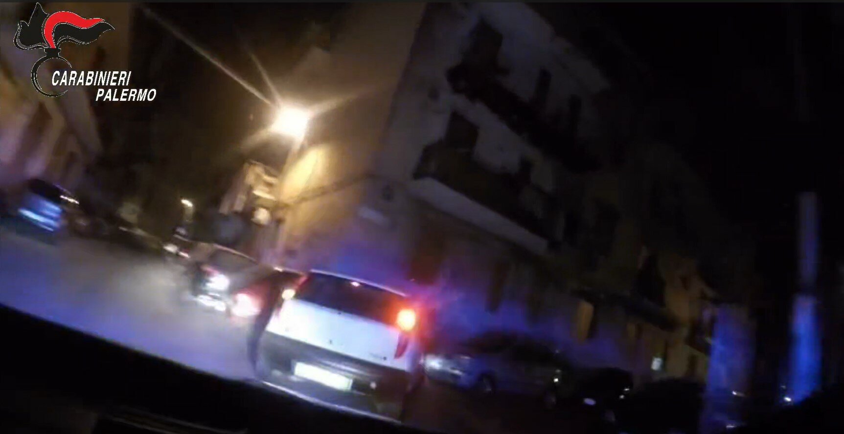 Rubano la cassa e scappano, poi lo schianto