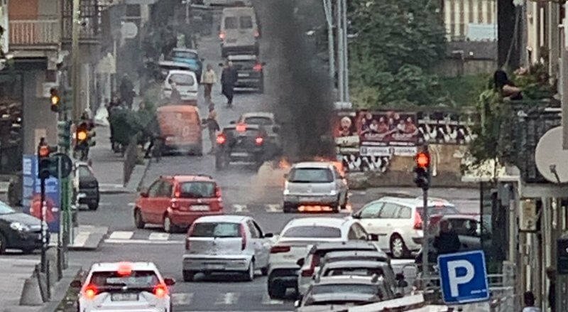 Macchina in fiamme a Catania