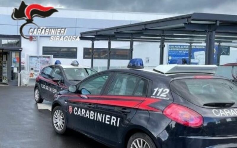 Ladro di alcolici viene scoperto e crea il panico