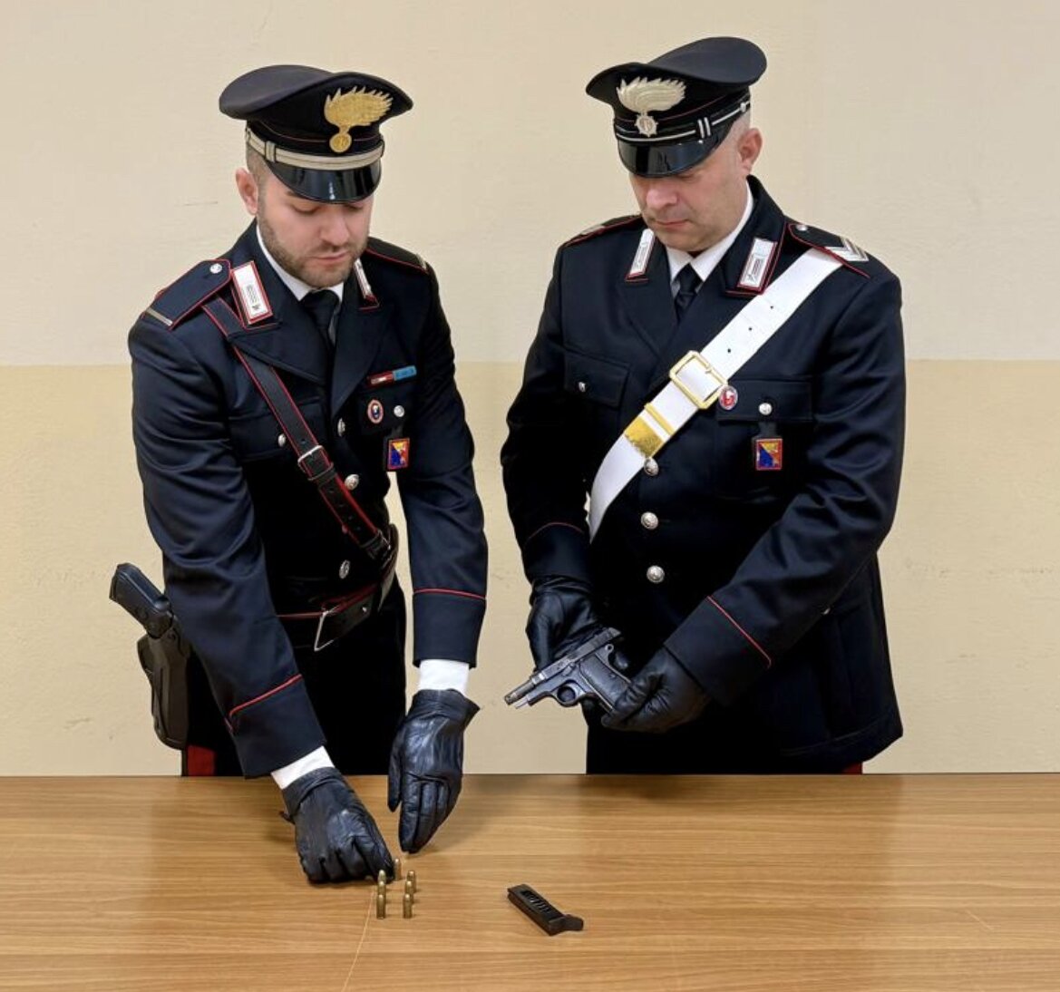 Picchia la moglie e minaccia di morte la sua famiglia