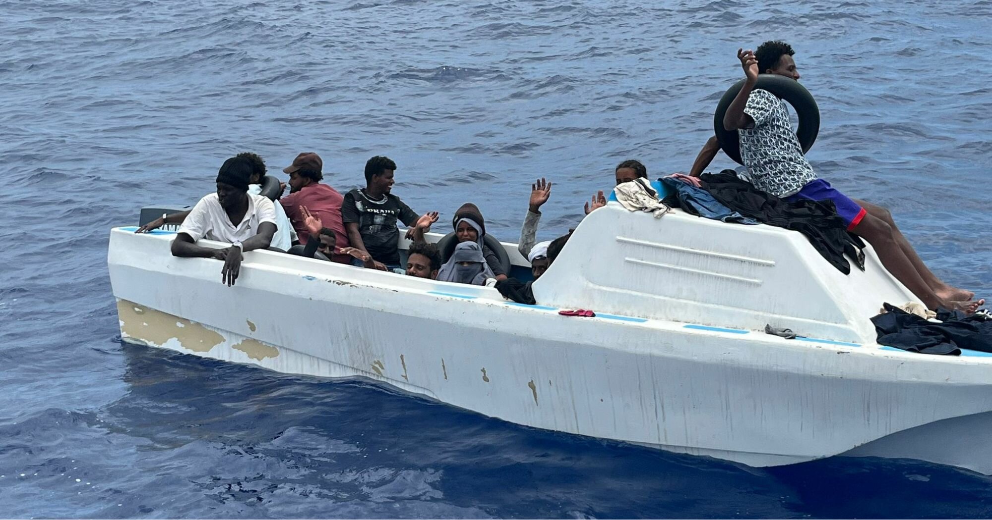 Pescatori catanesi salvano 15 ragazzini e un neonato
