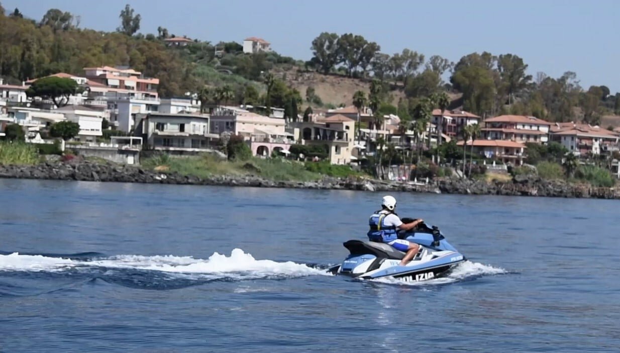 Barche vicine alla costa: multati ad Acitrezza