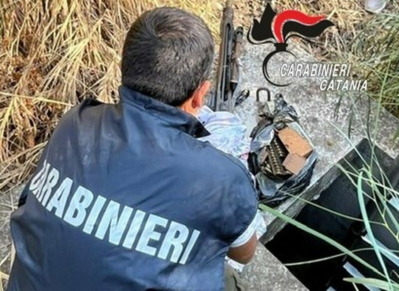 A Librino mitragliatrice nascosta in un tombino