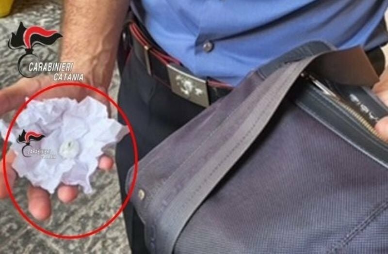 Per strada in ciabatte, vede i militari e fugge scalzo