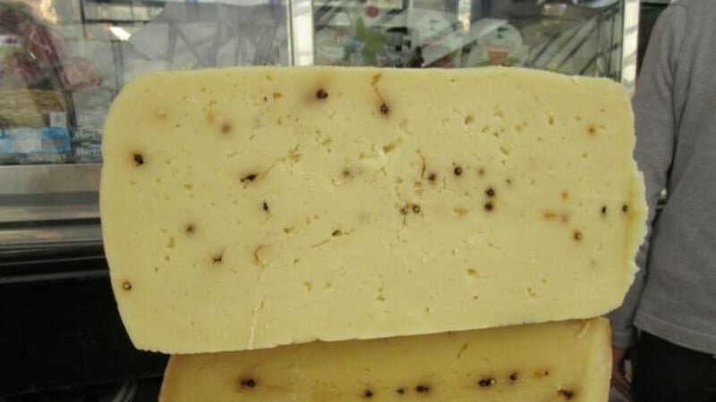 Evade dai domiciliari e va rubare formaggio