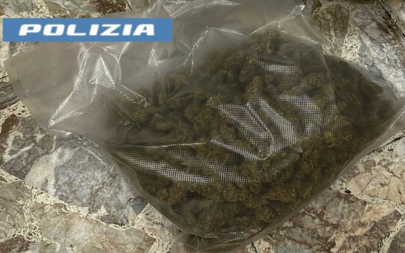 Marito e moglie in fuga con mezzo chilo di droga