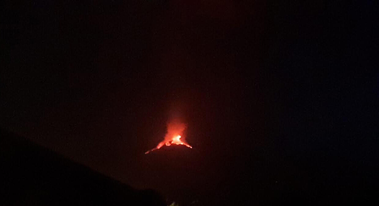 Etna: prima la cenere, poi i botti