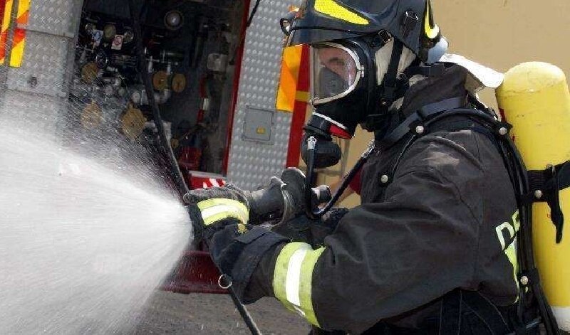 Catania: fiamme alte in uno storico pub del centro
