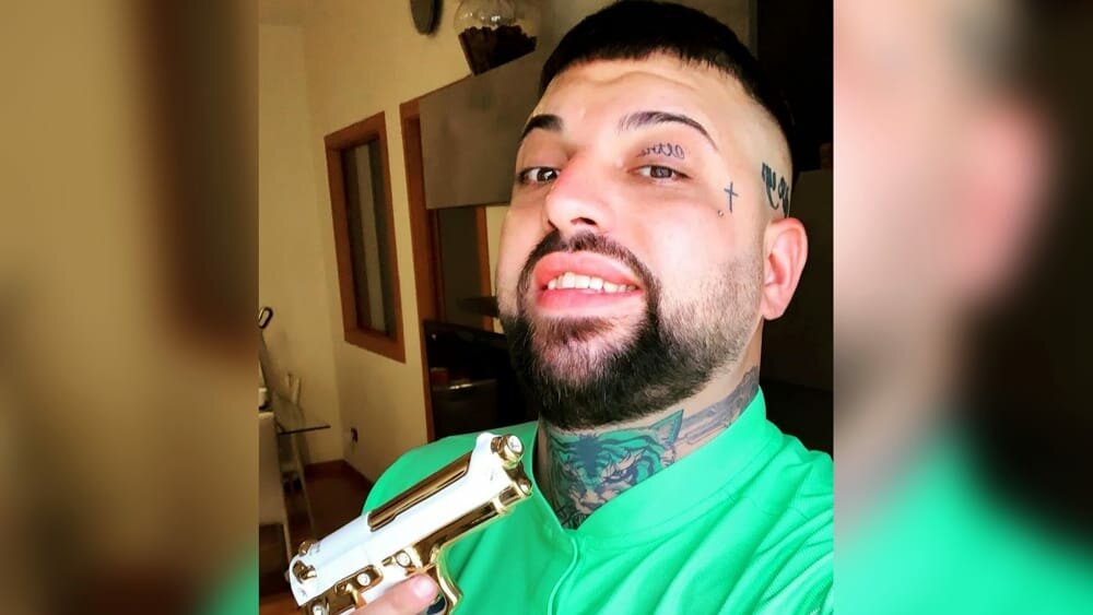 Bufera per i manifesti di Pandetta: rimossi Bufera per i manifesti di Pandetta: rimossi