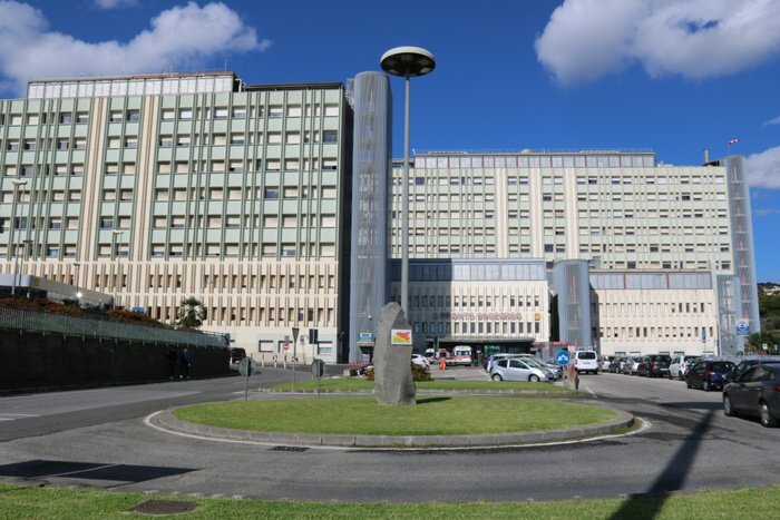 Si rovescia tazza di caffè, neonato ustionato