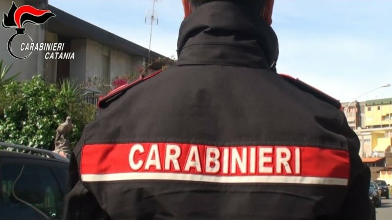 Botte, minacce e soprusi alla madre per 15 anni