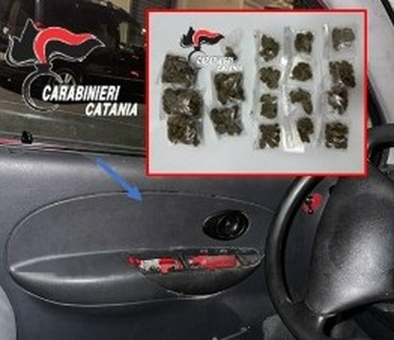 Marijuana nascosta nella portiera dell'auto