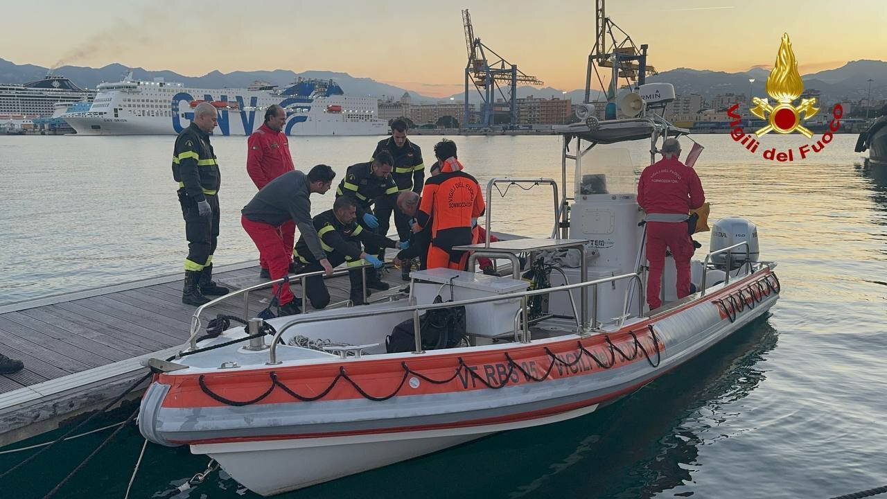 Cade in mare, recuperato dai vigili del fuoco