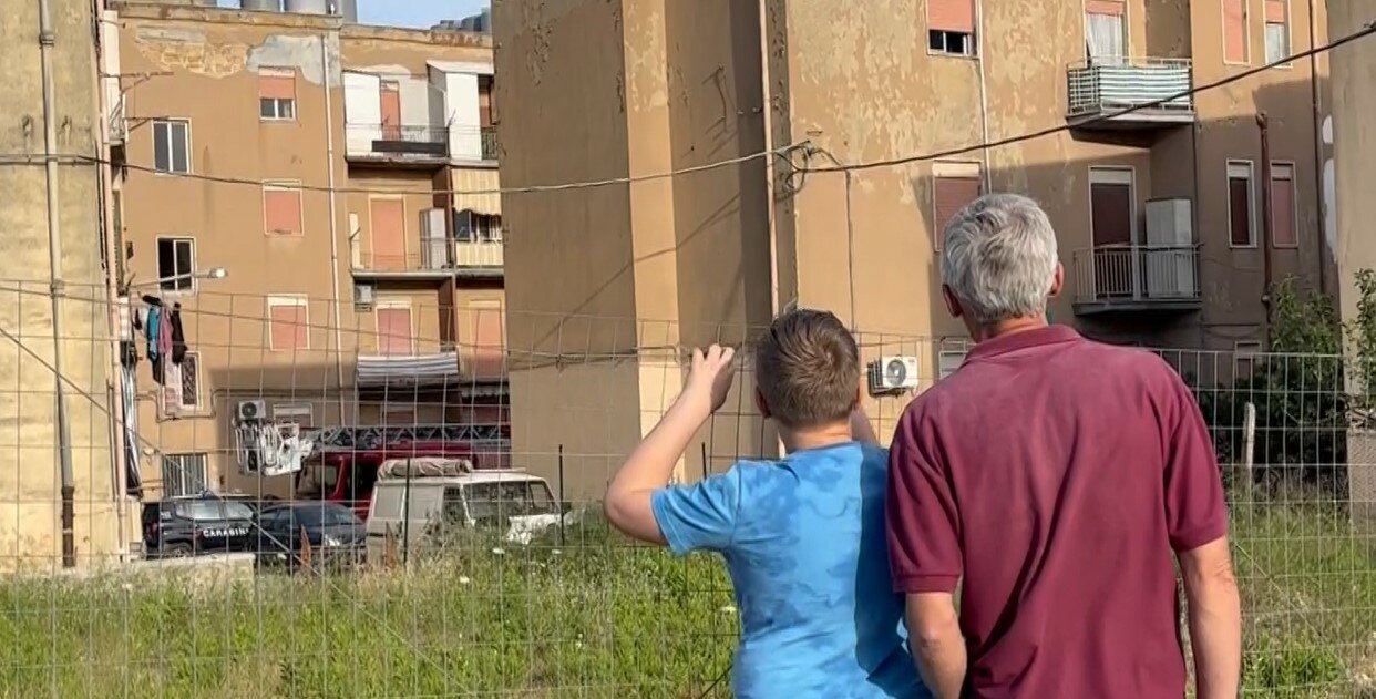 Accoltella moglie e figli, si barrica e dopo ore si arrende