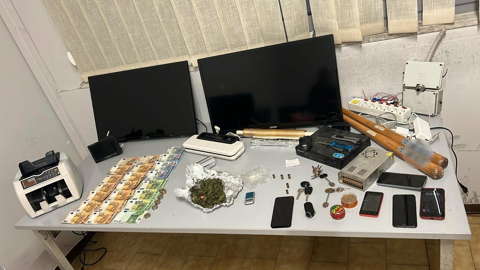 Odore di cannabis e droga nel wc: presi pusher