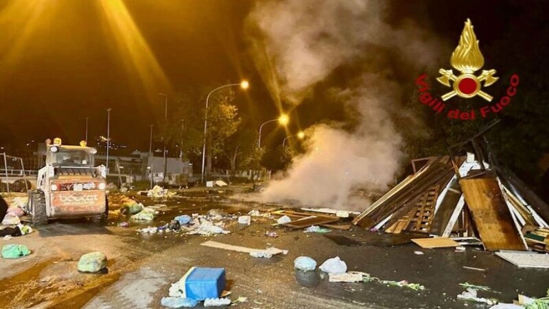 A Palermo 'vampe' e lanci di pietre