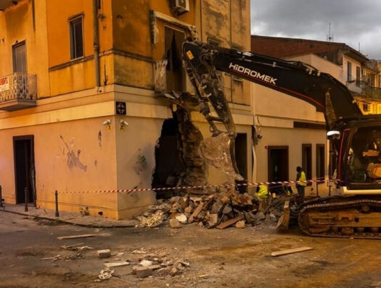 Assalto militare ai bancomat: sventrate le facciate di due palazzi
