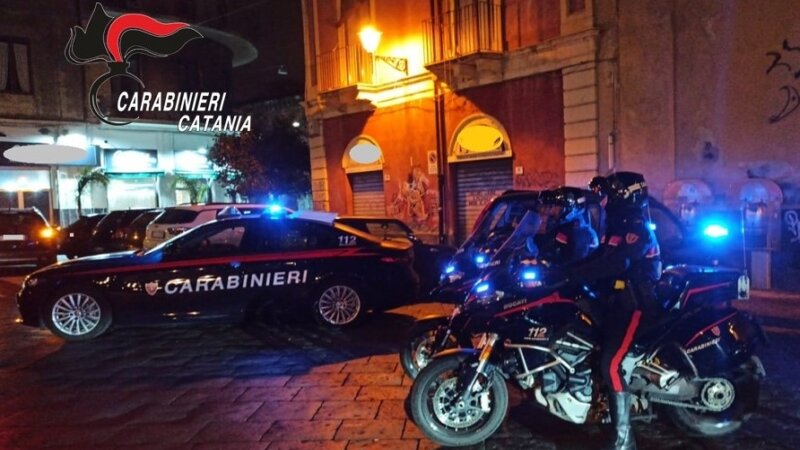 In fuga a San Berillo sull'auto rubata: bloccati