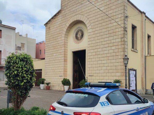 Sta preparando la messa, gli portano via il borsello