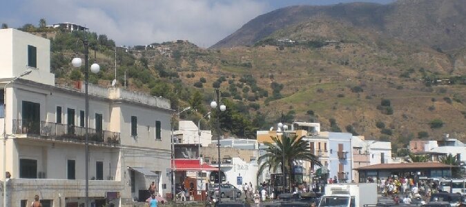 Lipari, i non vaccinati davanti alla caserma