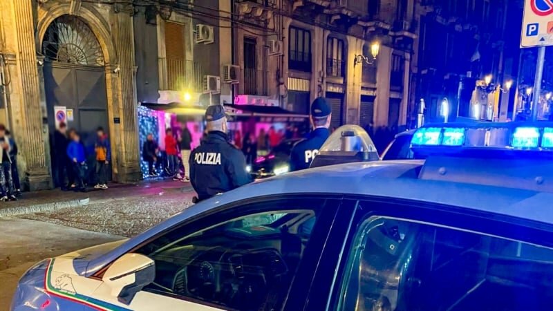 Targa coperta dai boxer: denunciato 17enne