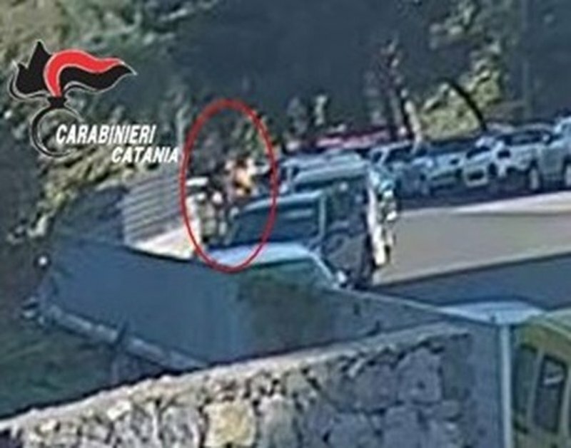 Ruba trolley da un'auto: telecamera riprende tutto