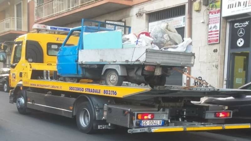 Butta materiale edile in strada: maxi multa