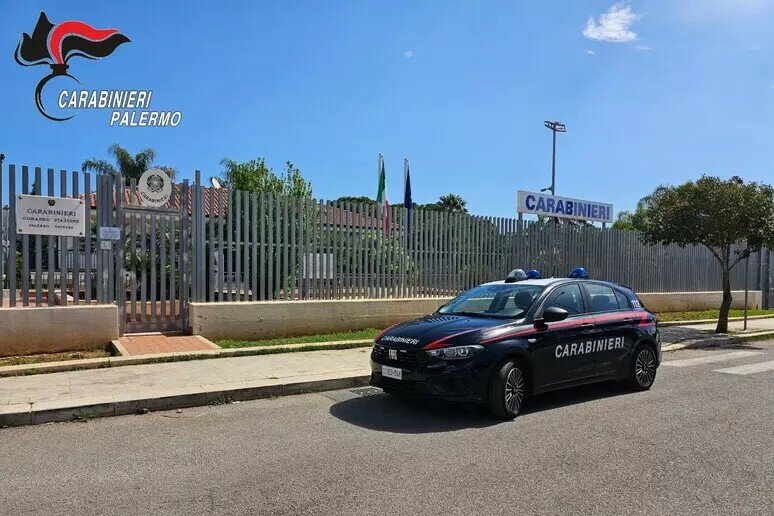 Durante il blitz aggredisce i carabinieri aizzando la folla