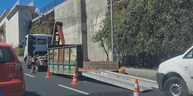 Alla circonvallazione una mattina di paralisi totale Alla circonvallazione una mattina di paralisi totale