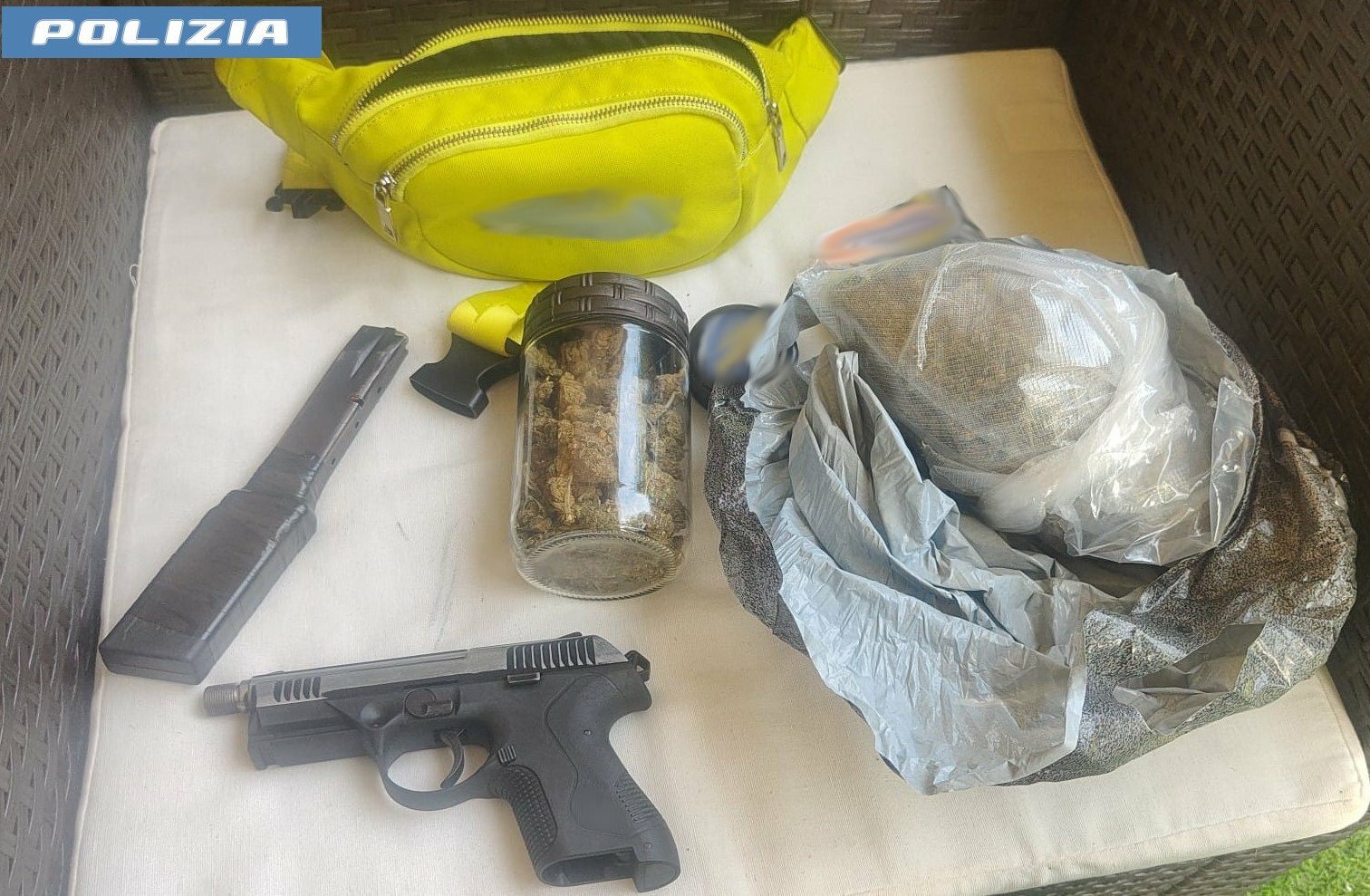 Catania: &egrave; ai domiciliari e va in giro in bici con la pistola