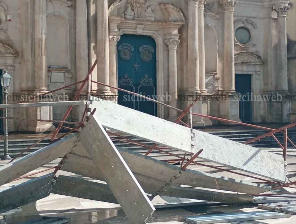 Bomba d'acqua ad Acireale, allagamenti sulla A18