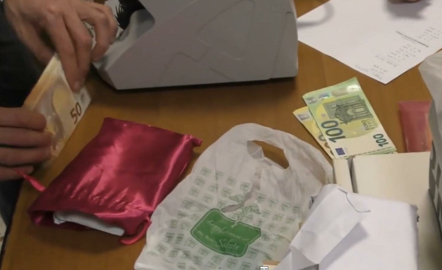 In casa 1,2 milioni di euro: ma anche pesce e olio per i favori dell'Asp