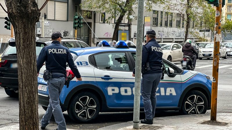Minaccia l'ex e le sbatte la testa contro il muro