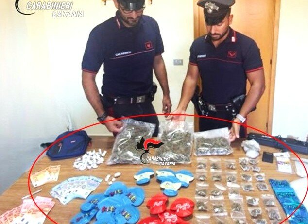Sbatte con lo scooter e 'consegna' la droga Sbatte con lo scooter e 'consegna' la droga