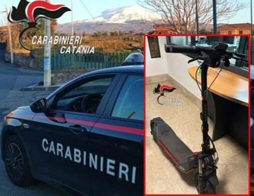 Porta via il monopattino a un bimbo in piazza: preso