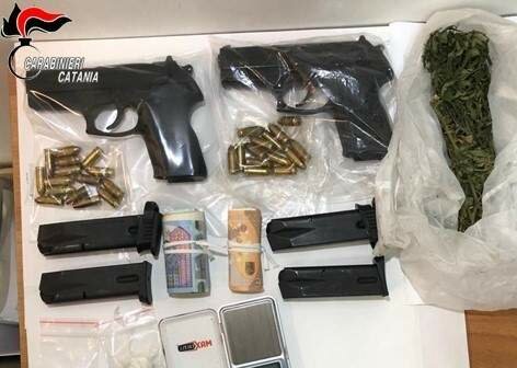 Armi e droga, arrestati due fratelli a Mascali