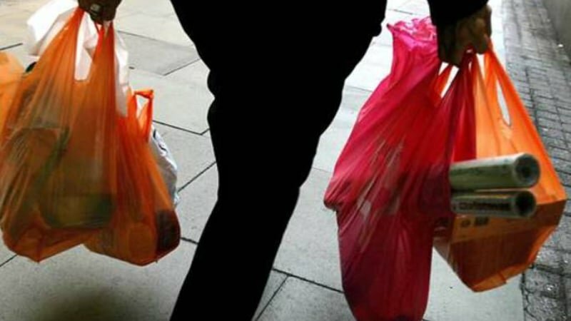 Catania, tenta di vendere merce in un minimarket