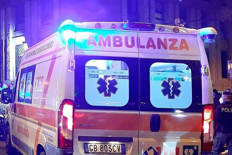 Auto contro albero, un morto a Messina