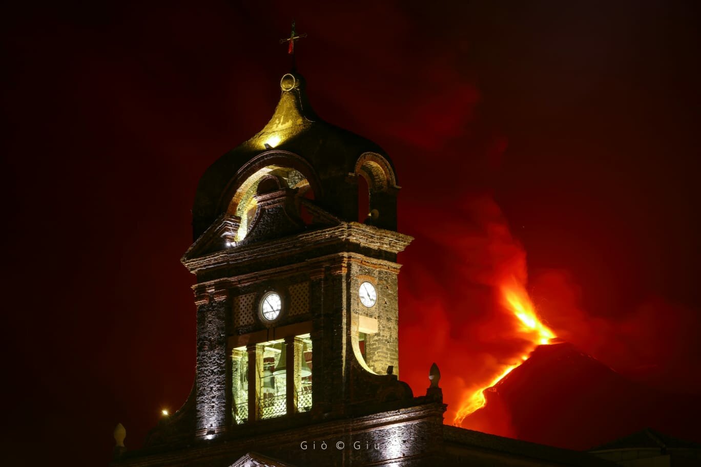 Fuoco sospeso tra terra e mare