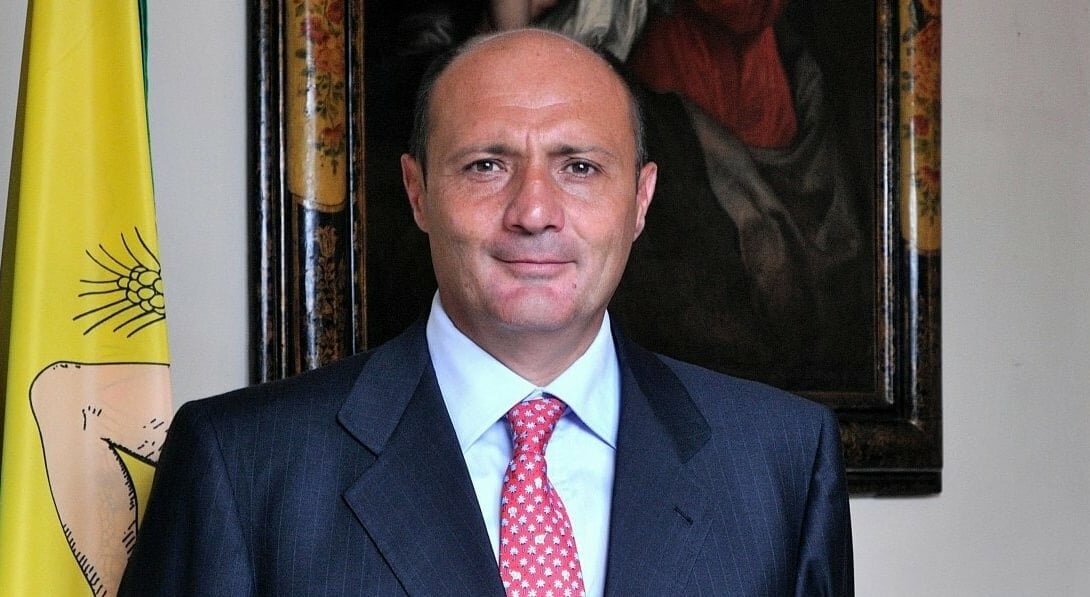 Due pugni in faccia al dirigente regionale