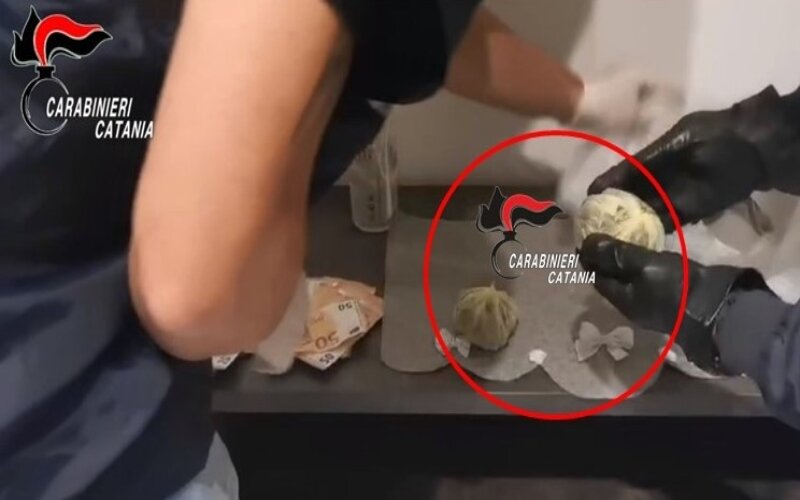 San Cristoforo, droga nell'armadio e in cucina