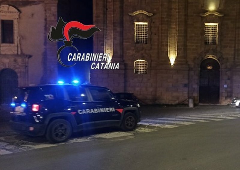 Si barrica in camera con un pugnale, carabiniere schiva coltellata e lo blocca Si barrica in camera con un pugnale, carabiniere schiva coltellata e lo blocca