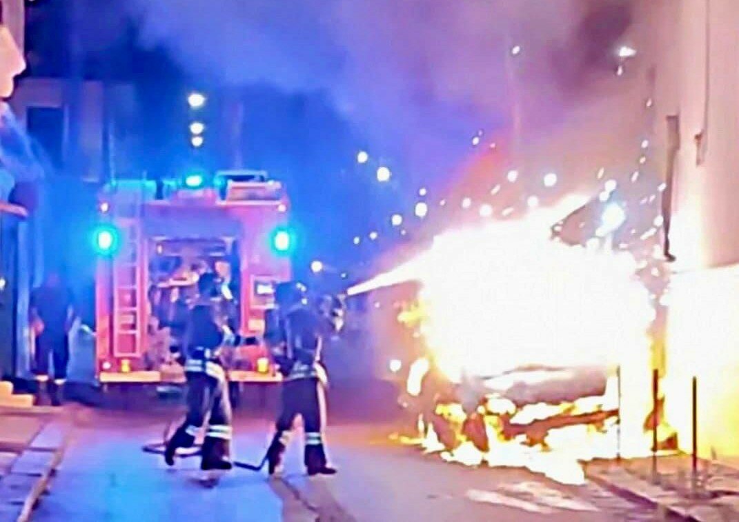 Auto in fiamme nel cuore della notte
