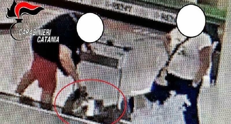 Coppia ruba bagaglio in aeroporto a Catania