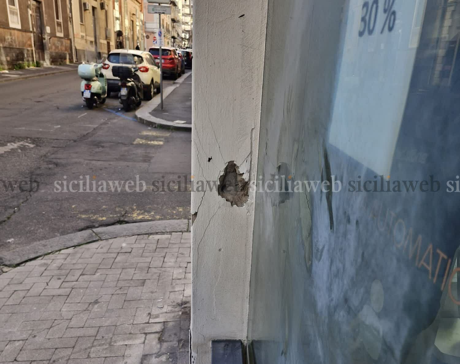 Boato all'alba: esplosivo nello storico negozio catanese