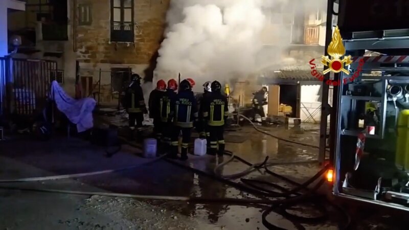 Incendio in casa, evacuate tre palazzine a Palermo